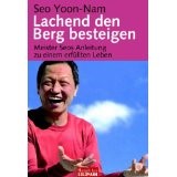 Lachend den Berg besteigen